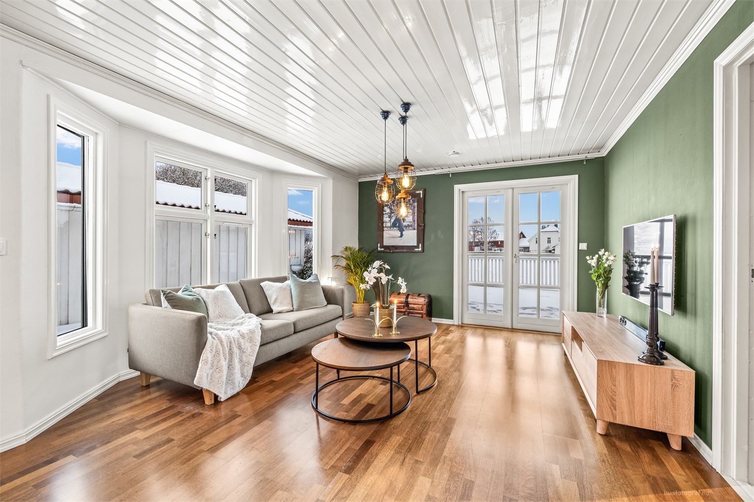 Romslig stue med god plass til flere sosiale soner