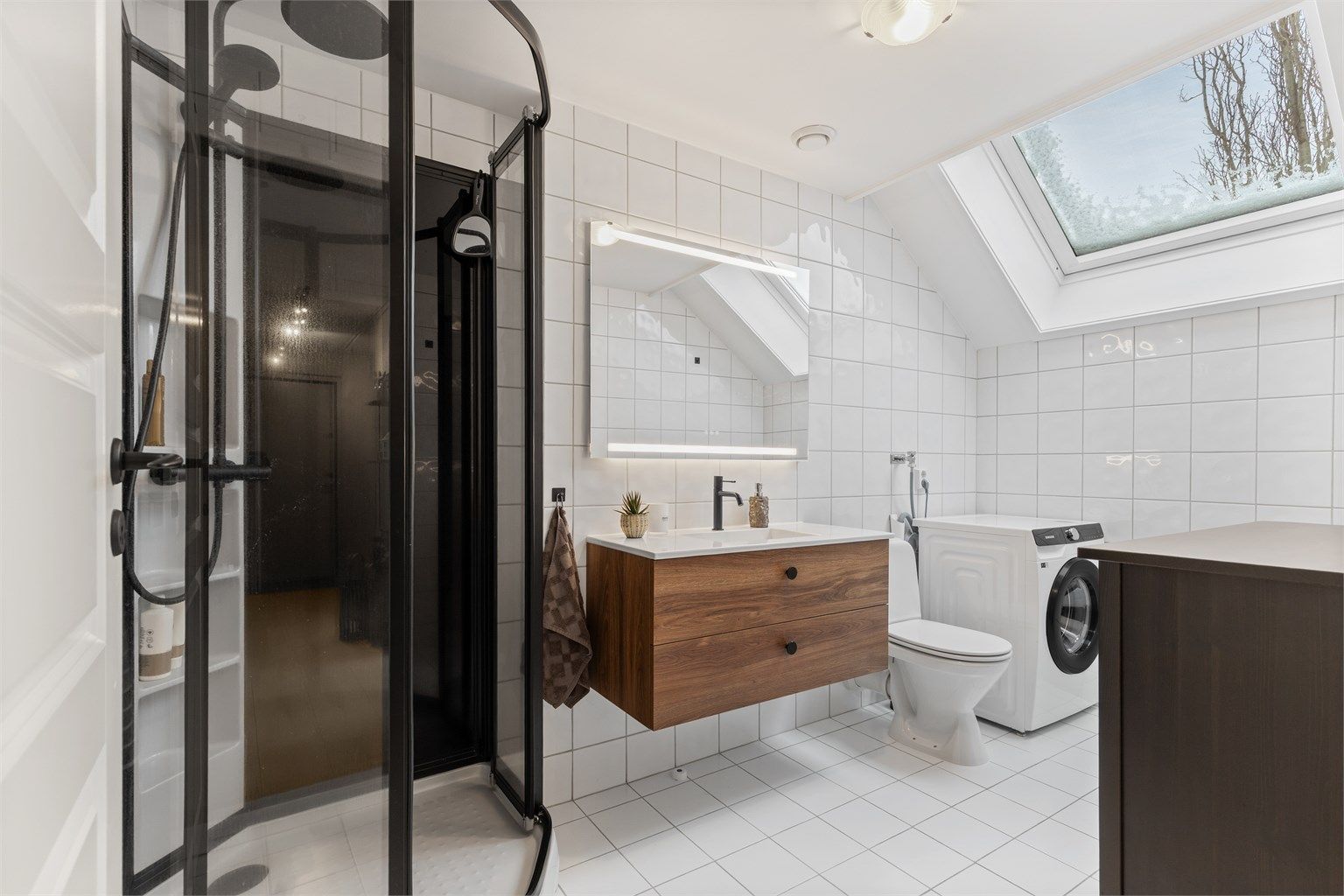 Badet er oppgradert med ny servantinnredning og et nytt dusjkabinett med regnfallsdusj i 2025.