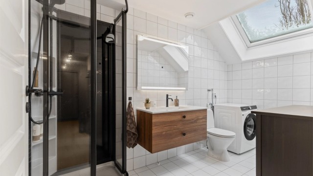 Badet er oppgradert med ny servantinnredning og et nytt dusjkabinett med regnfallsdusj i 2025.