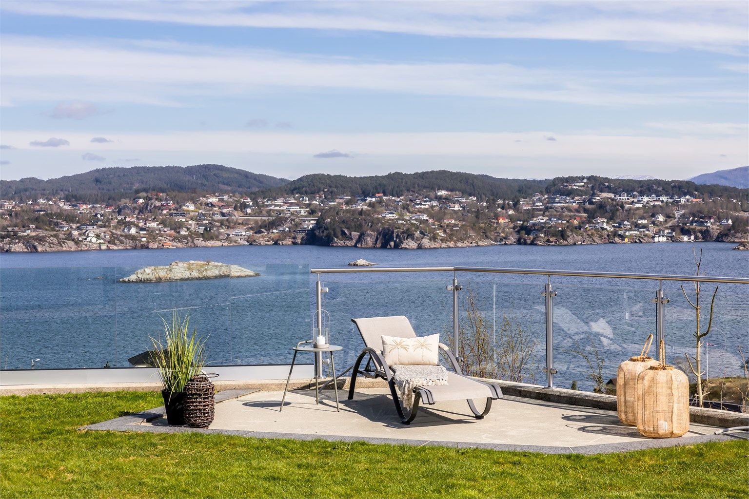 Her kan du nyte en fri og åpen utsikt over det omkringliggende landskapet og sjøen.