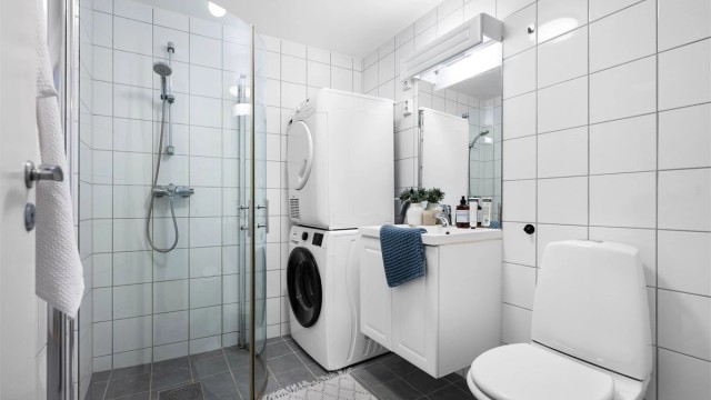 Helfliset bad med opplegg for vaskemaskin og tørketrommel.
