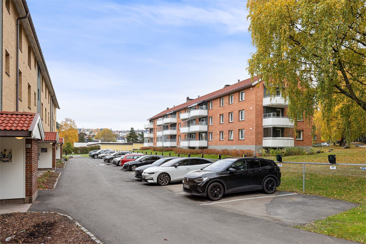 Borettslaget har parkeringsplasser med mulighet for elbillading, samt garasjeplasser. Både utendørs parkeringsplass og garasjeplass kan tildeles etter søknad til styret