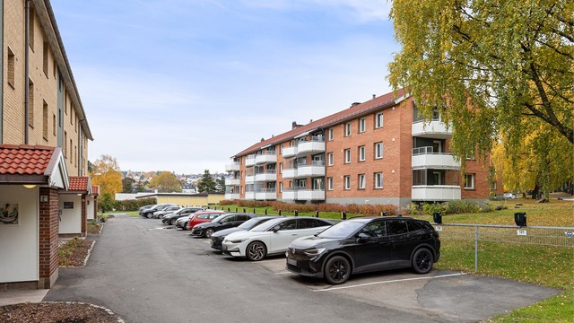 Borettslaget har parkeringsplasser med mulighet for elbillading, samt garasjeplasser. Både utendørs parkeringsplass og garasjeplass kan tildeles etter søknad til styret