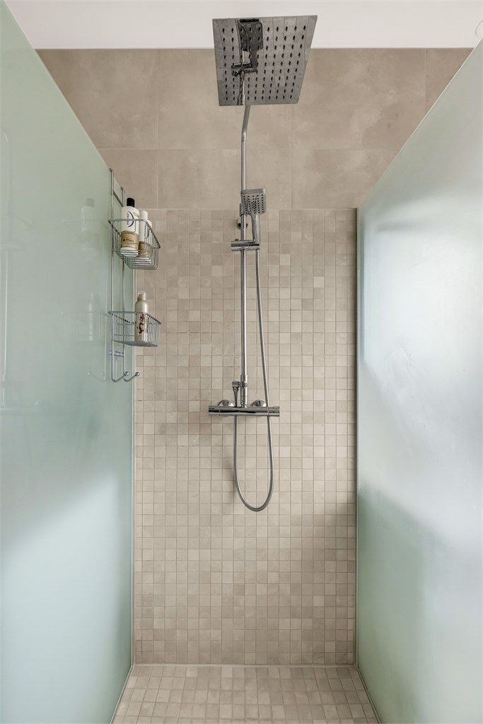 Romslig dusjnisje med regnfallsdusj.