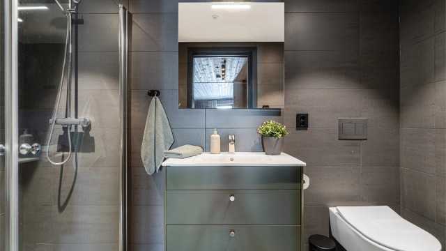 Det ene badet er fra 2024 og holder samme høye standard, med dusjnisje og vannbåren gulvvarme.