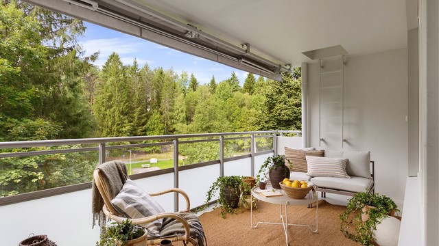 Leiligheten ligger skjermet til med grønne omgivelser og kort vei til Østmarkas flotte turområder. Her vil du trives!