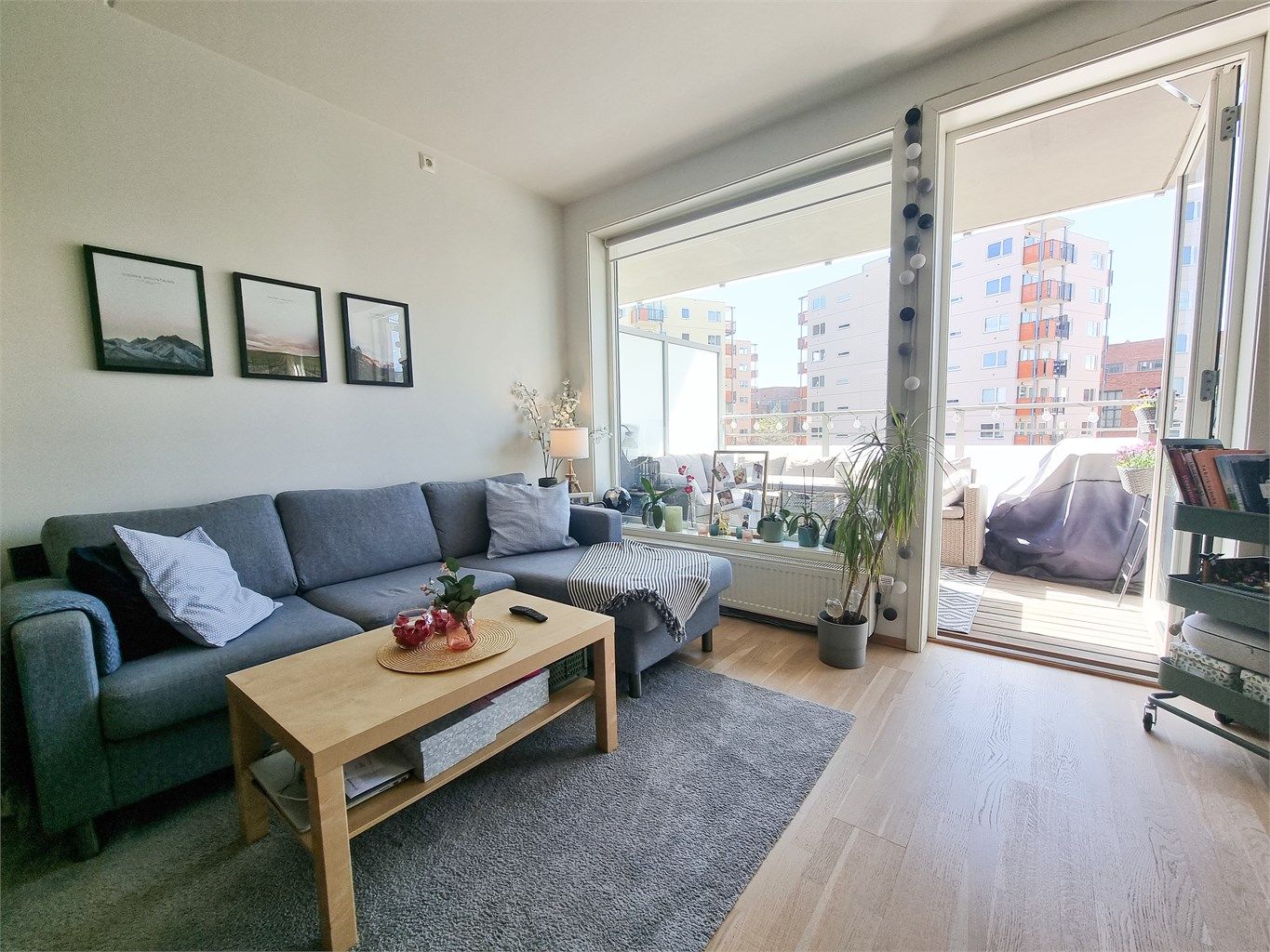 Her er det god plass til sofa og øvrige møbler.