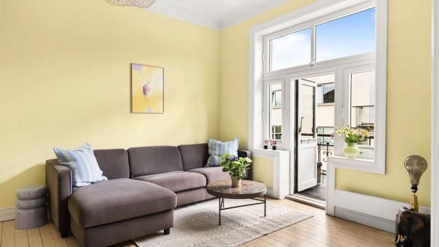 Det er god plass til stor sofaseksjon, stoler, bord og tilhørende mediemøblement.