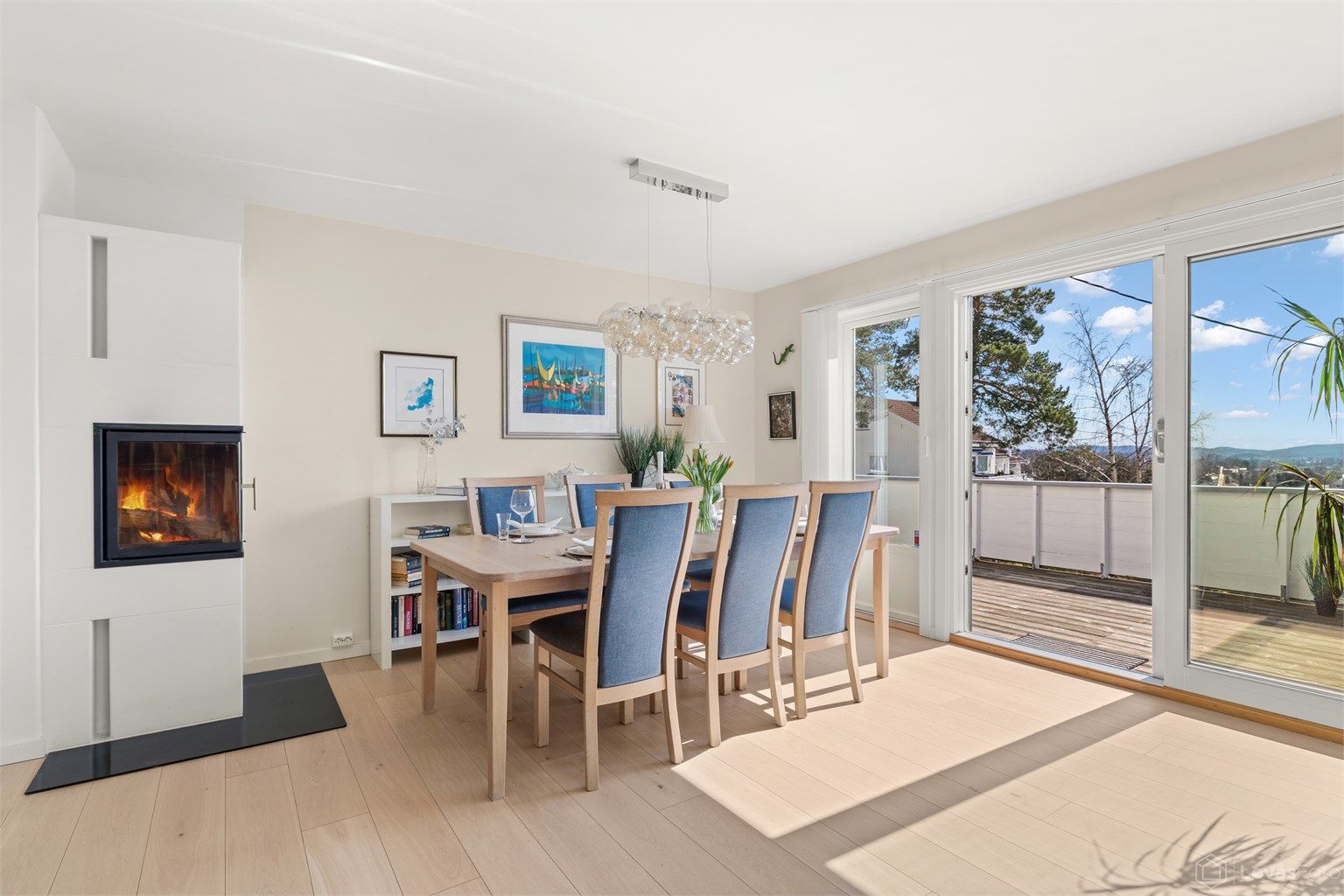 Spisestuen har god plass til langbord og en peisovn som gir ekstra varme og hygge.