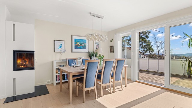 Spisestuen har god plass til langbord og en peisovn som gir ekstra varme og hygge.