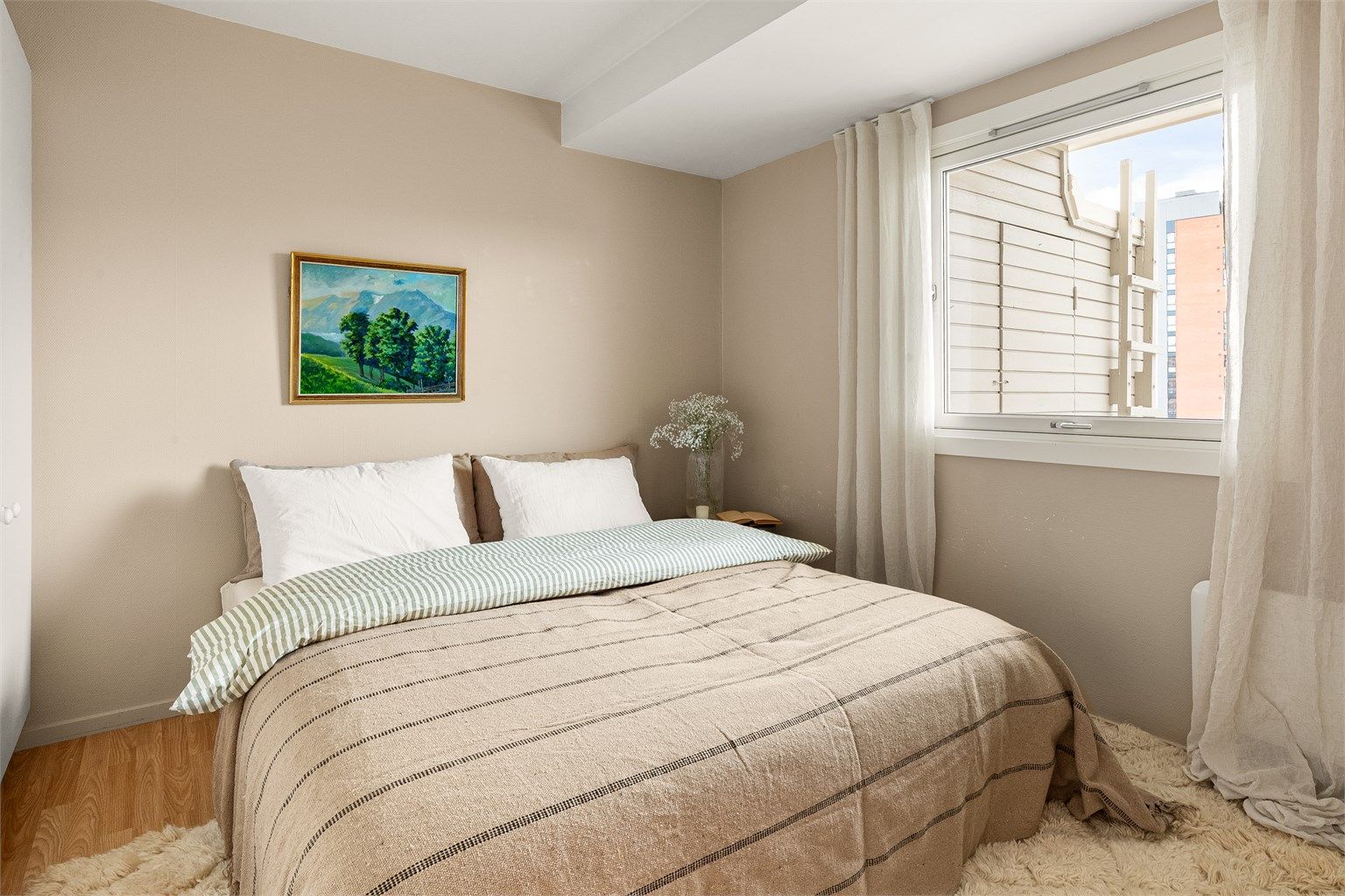 Soverommet har et nytt vindu fra 2024, skiftet i regi av sameiet.