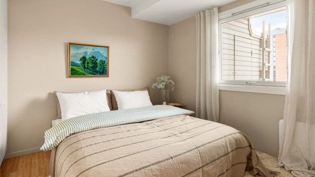 Soverommet har et nytt vindu fra 2024, skiftet i regi av sameiet.