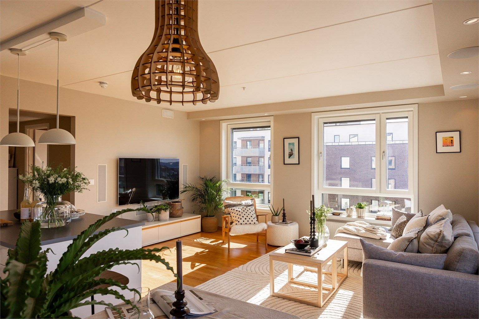 Den romslige stuen byr på en luftig og fleksibel planløsning med god plass til både spisebord og sofagruppe. Integrerte høyttalere fra Bowers og Wilkins sørger for en ekstra god musikk, TV- og film-opplevelse.