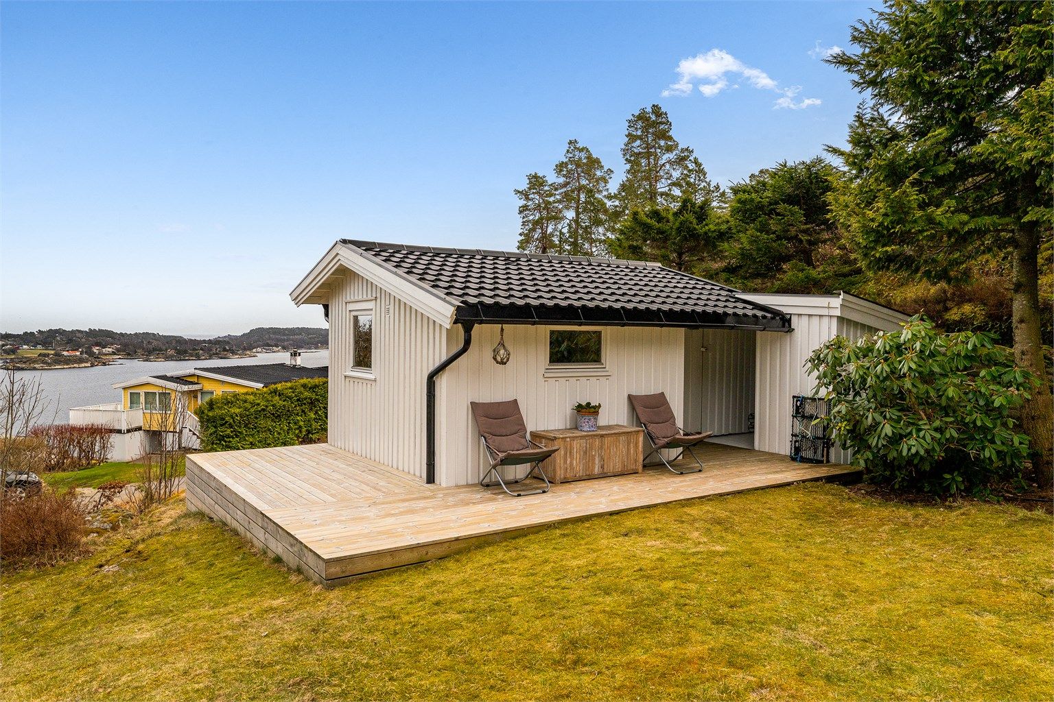 På eiendommen finne også et praktisk anneks med egen terrasse og tilhørende bod.