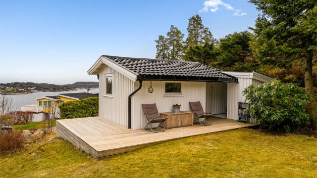 På eiendommen finne også et praktisk anneks med egen terrasse og tilhørende bod.