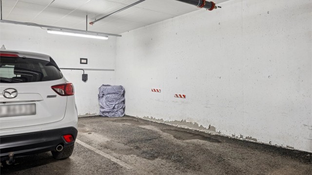 Leiligheten disponerer i en parkeringsplass i kjeller med elbil-lader.