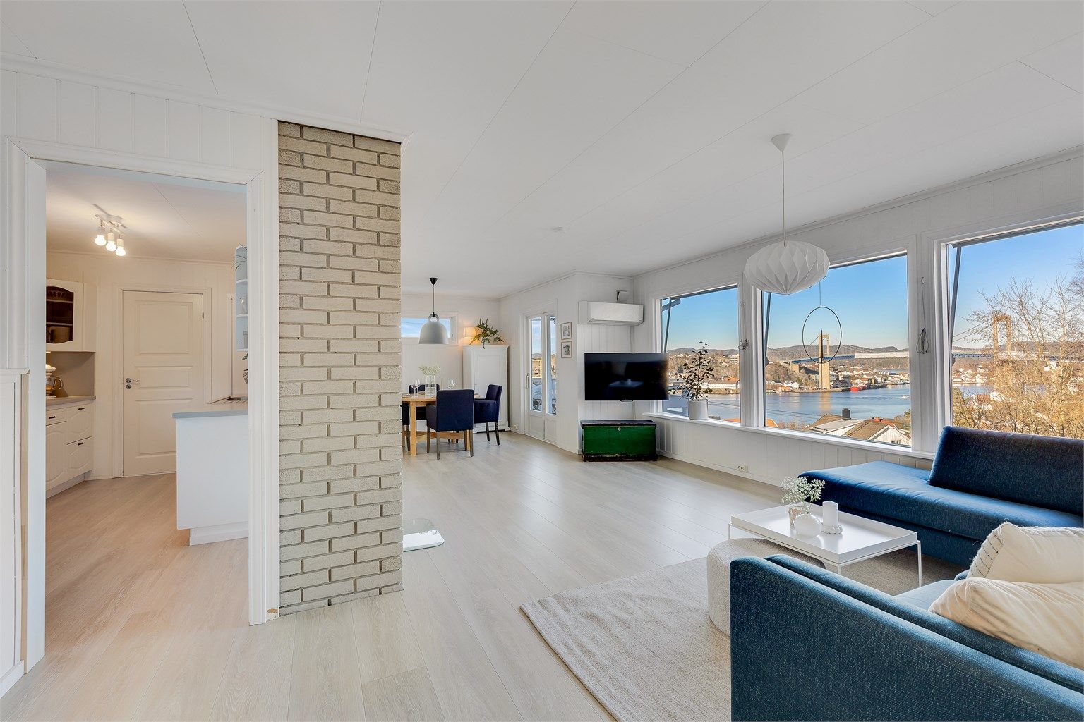 DET STORE VINDUSPARTIET med utsikt til sjøen drar blikket til seg når du kommer inn i stua.