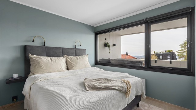 Hovedsoverommet er romslig med god plass til dobbeltseng med nattbord på begge sider