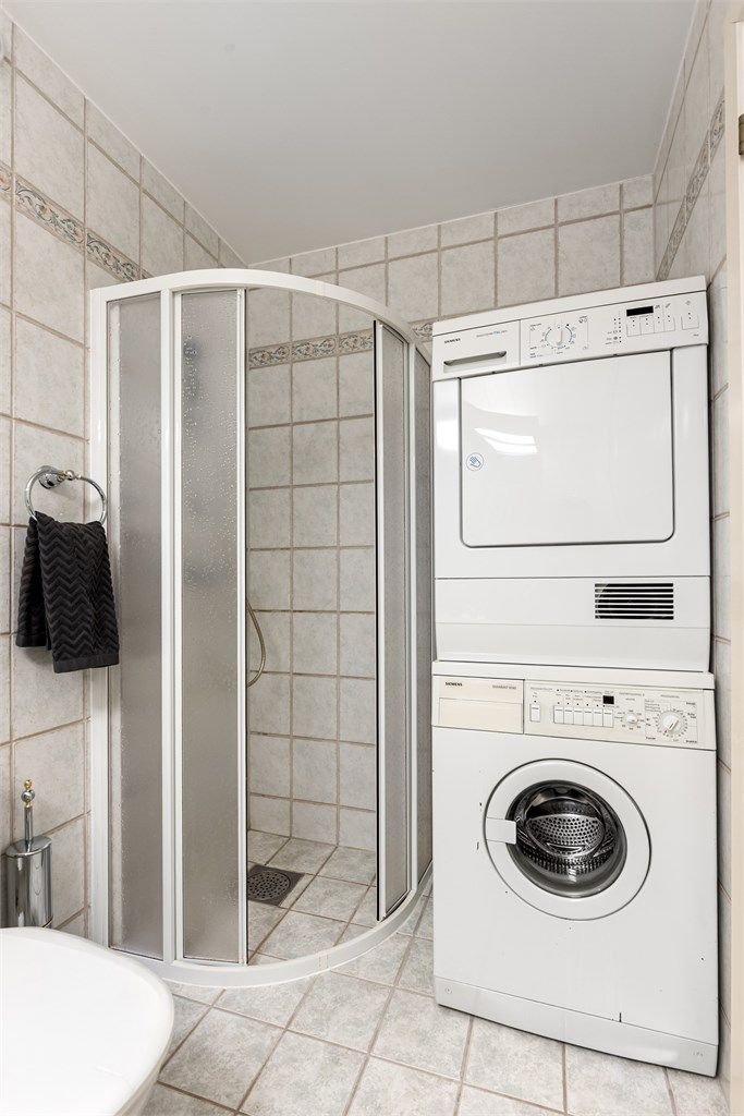 Badet er utstyrt med gulvstående WC, dusj og servant. Opplegg for vaskemaskin/vaskesøyle på badet.