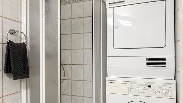 Badet er utstyrt med gulvstående WC, dusj og servant. Opplegg for vaskemaskin/vaskesøyle på badet.