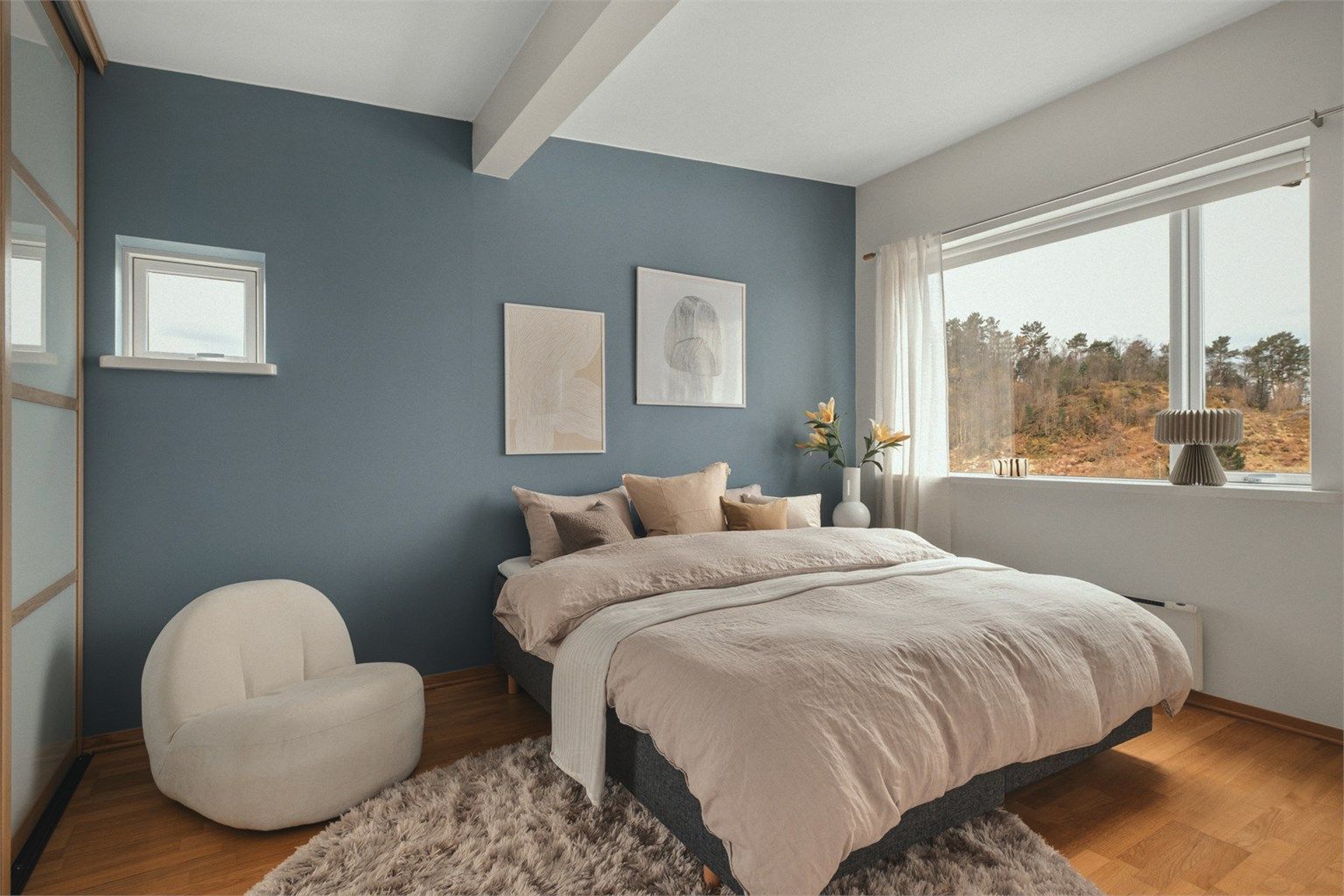 Innbydende hovedsoverom i harmoniske farger med gode lysforhold