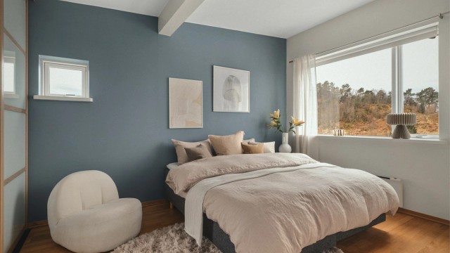 Innbydende hovedsoverom i harmoniske farger med gode lysforhold