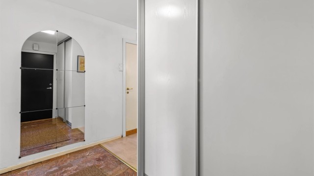 Inngangspartiet er romslig med gode oppbevaringsmuligheter og skapplass.