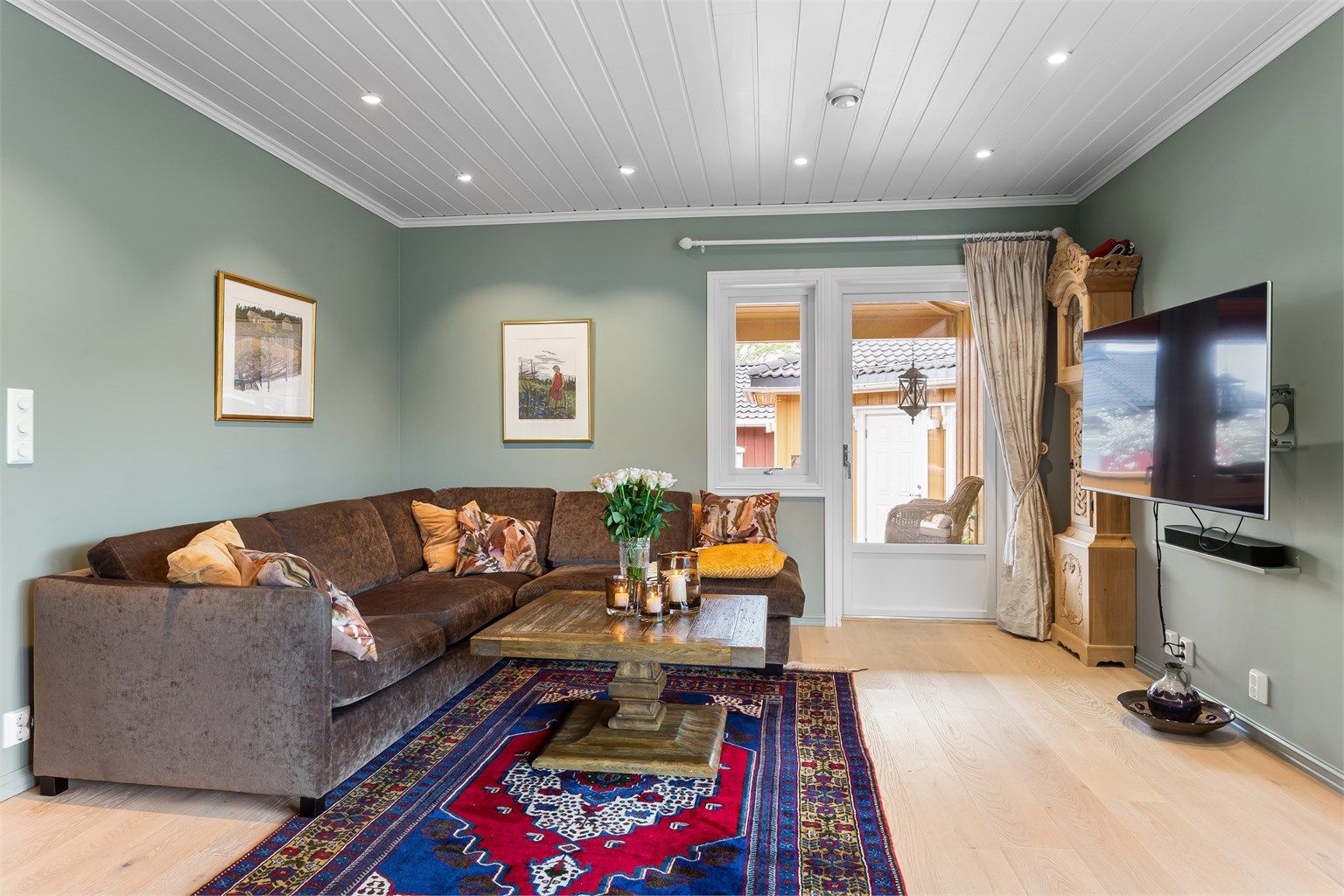 Utgang fra stuen til stor terrasseplatting og basseng