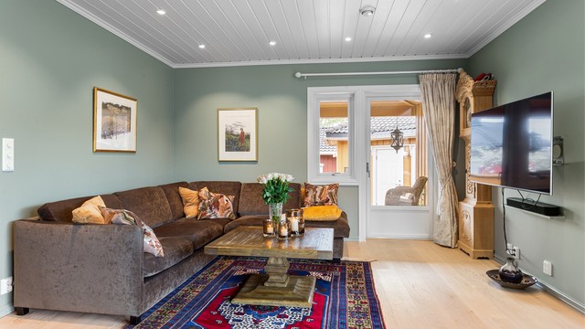 Utgang fra stuen til stor terrasseplatting og basseng