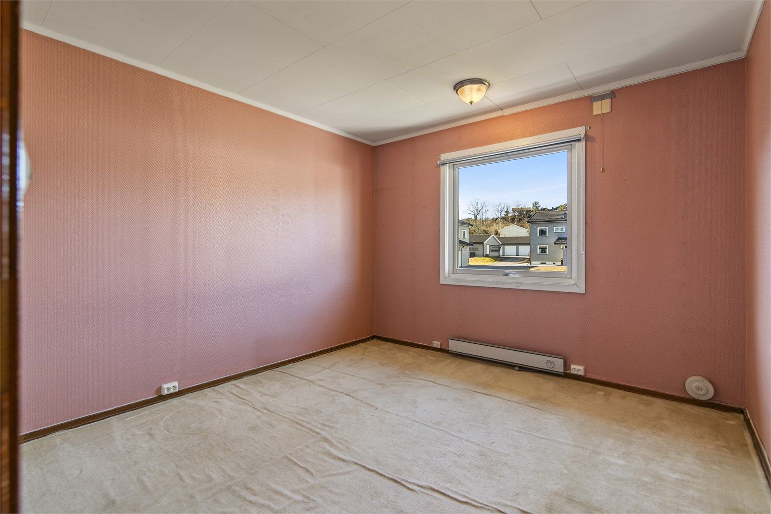 Boligen har tre soverom i andre etasje. Dette rommet har god plass til seng og møblement.