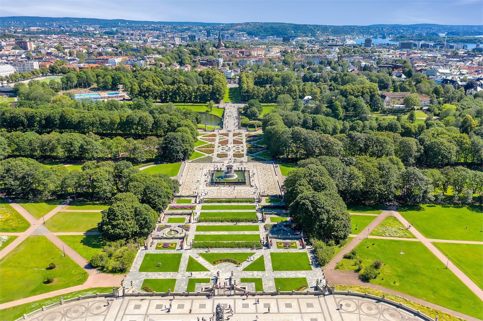 Området er omringet av flere parker og grøntområder. I tillegg til Marienlystparken og Stensparken finner du også anerkjente Frognerparken.