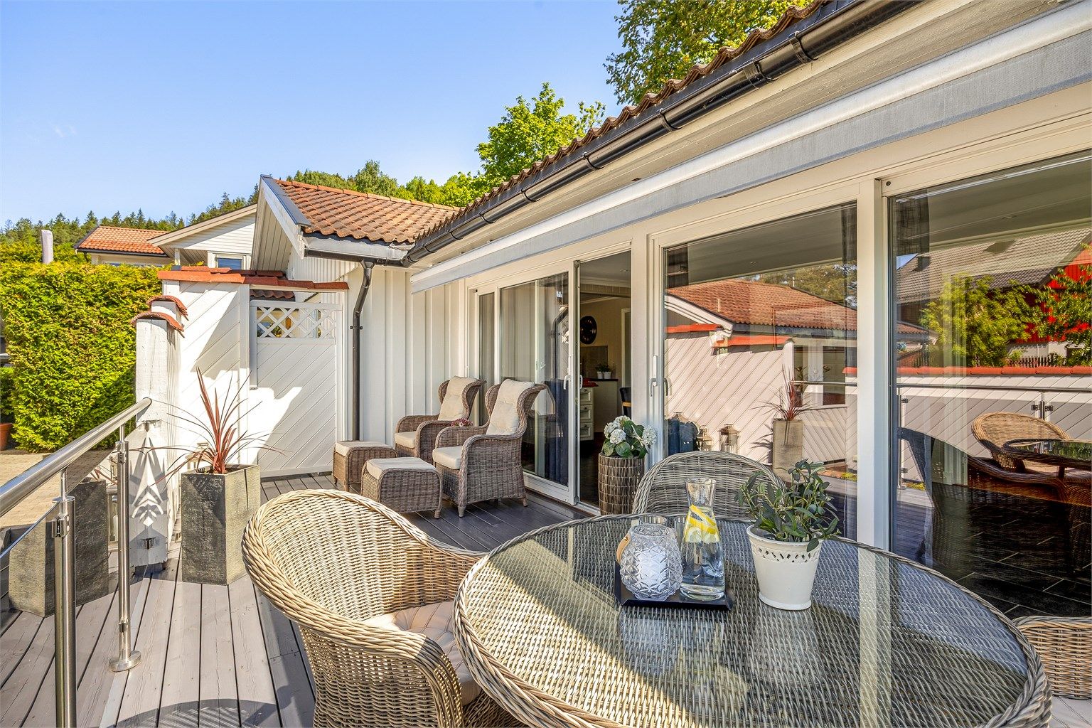 Veranaden på ca. 19 m² har rekkverk i stål og glass, samt en praktisk markise.