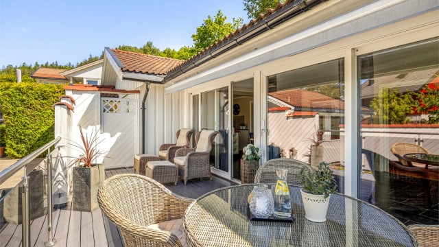 Veranaden på ca. 19 m² har rekkverk i stål og glass, samt en praktisk markise.