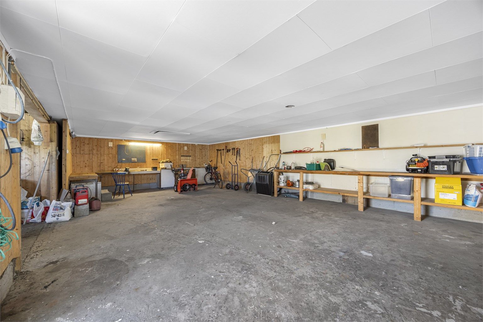 Den store garasjen gir rikelig med plass til både parkering, verksted og lagring av utstyr.