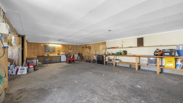Den store garasjen gir rikelig med plass til både parkering, verksted og lagring av utstyr.