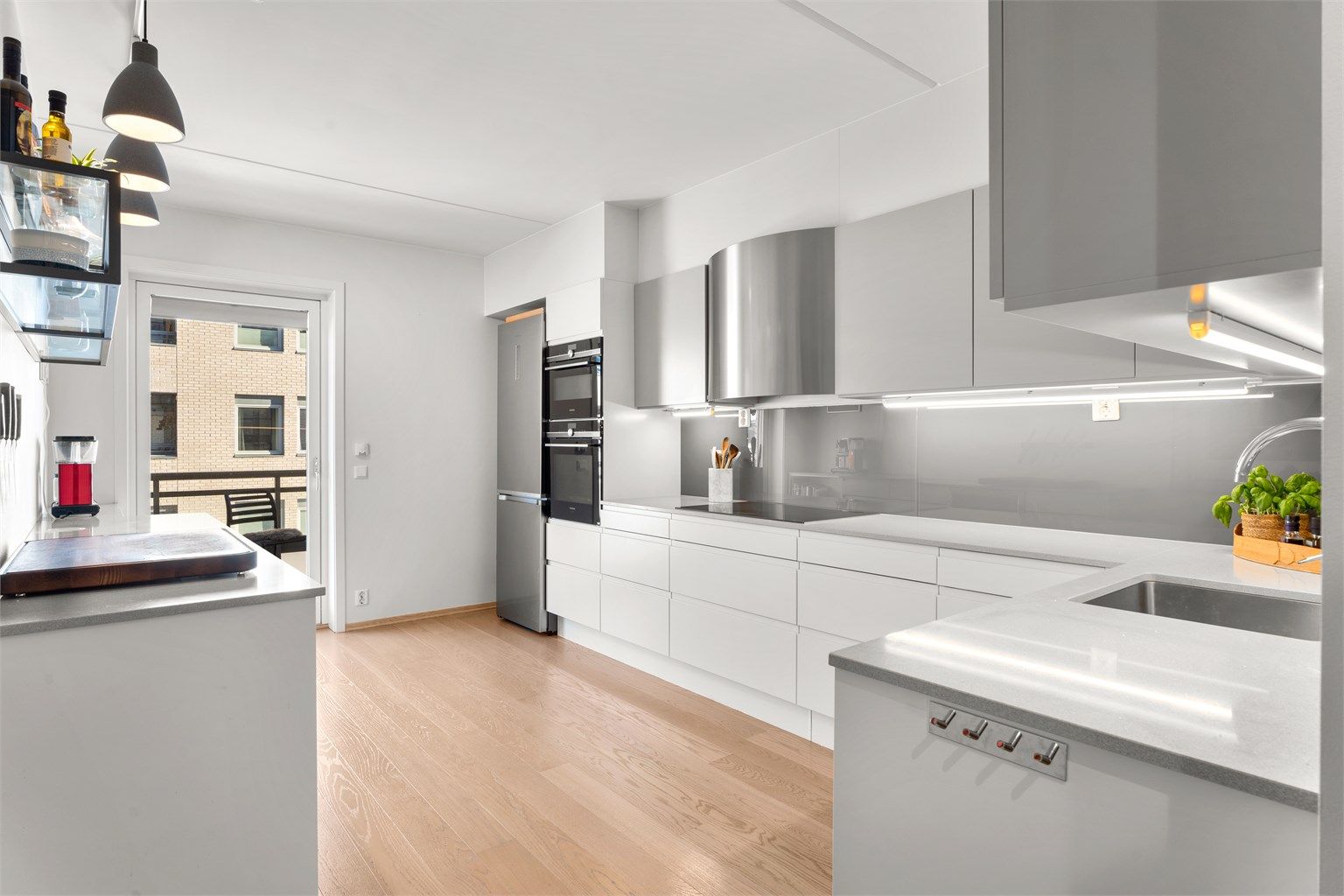 Fra kjøkken har du direkte tilgang til østvendt balkong målt til ca. 5m².