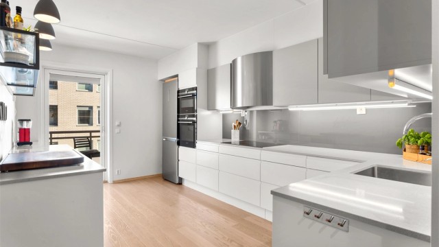 Fra kjøkken har du direkte tilgang til østvendt balkong målt til ca. 5m².