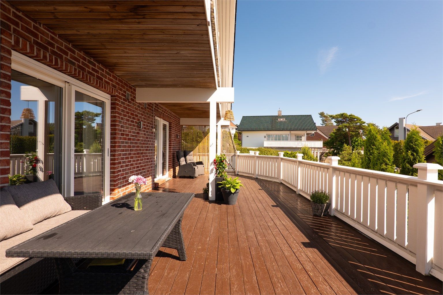 Solforholdene er meget gode. Sommerstid er det sol rundt ytterveggene fra tidlig morgen til sen kveld.