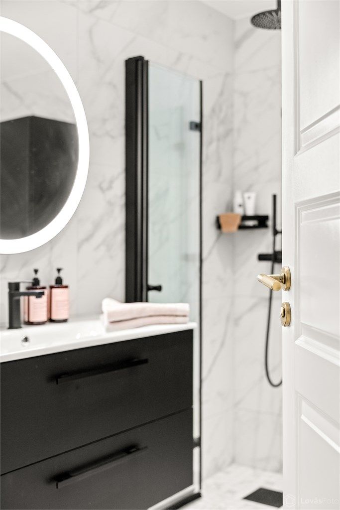 Badet ble totalrenovert i 2023 med moderne og delikate materialvalg.