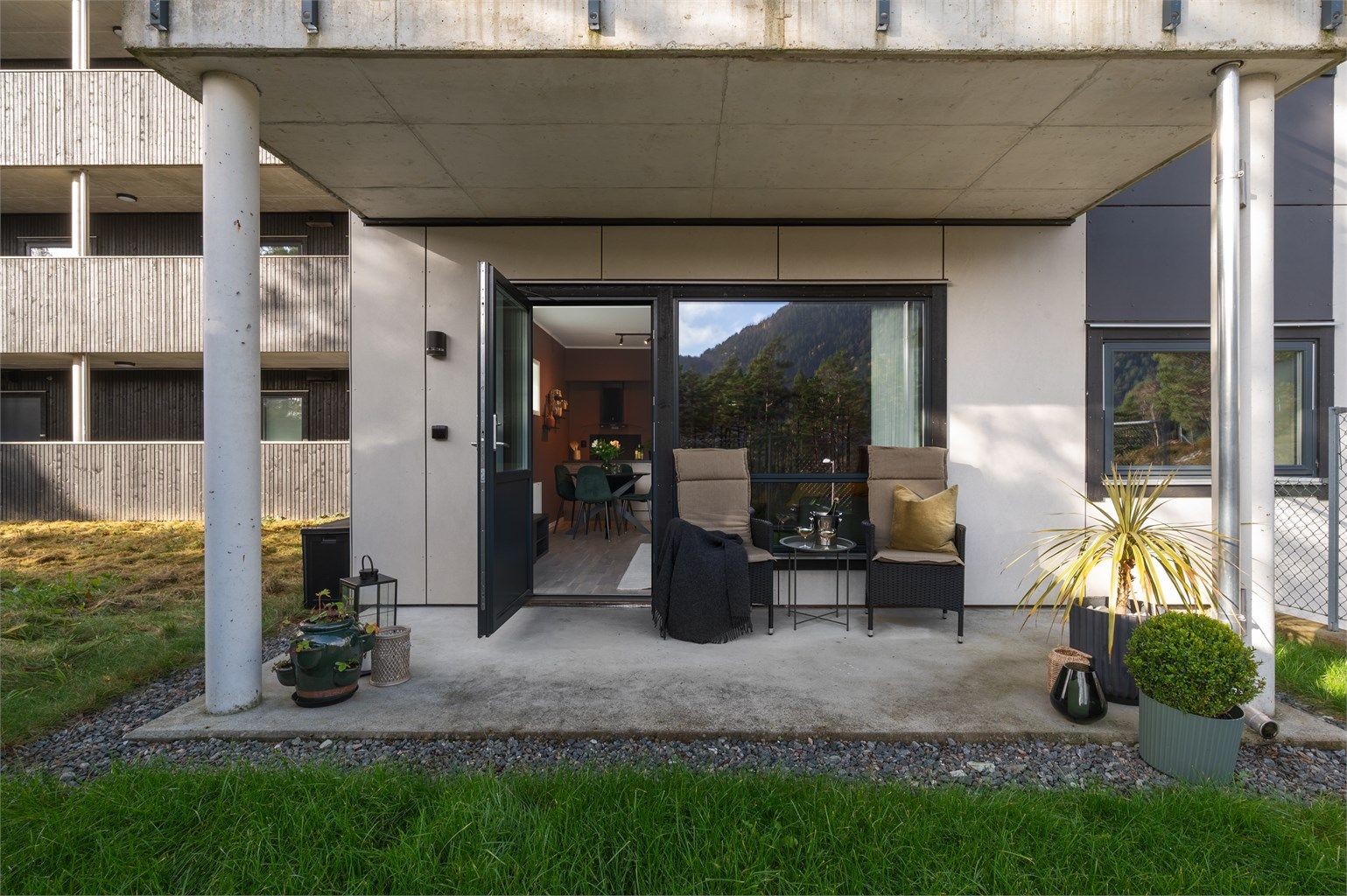 Koselig overbygget uteplass med god plass til utemøbler 