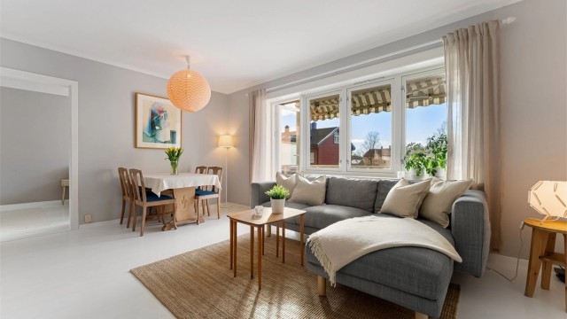 De store vindusflatene gir gode lysforhold og en åpen romfølelse.