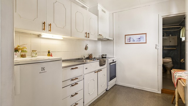Enkelt kjøkken med frittstående hvitevarer
