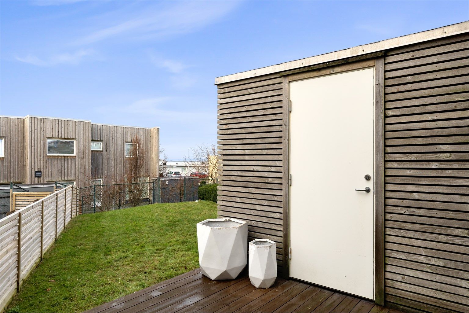 Romslig utvendig bod som gir ekstra oppbevaringsplass utenfor boligen.