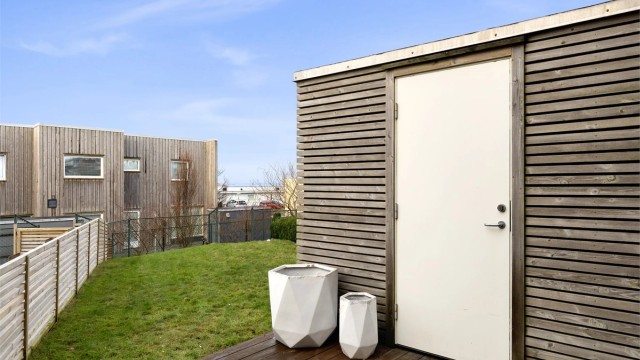 Romslig utvendig bod som gir ekstra oppbevaringsplass utenfor boligen.
