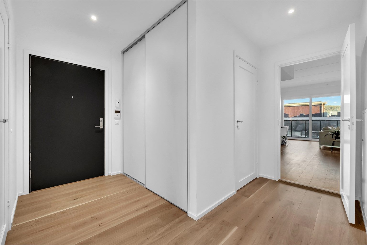 Velkommen inn! Boligen er gjennomgående parkett og store vindusflater. 