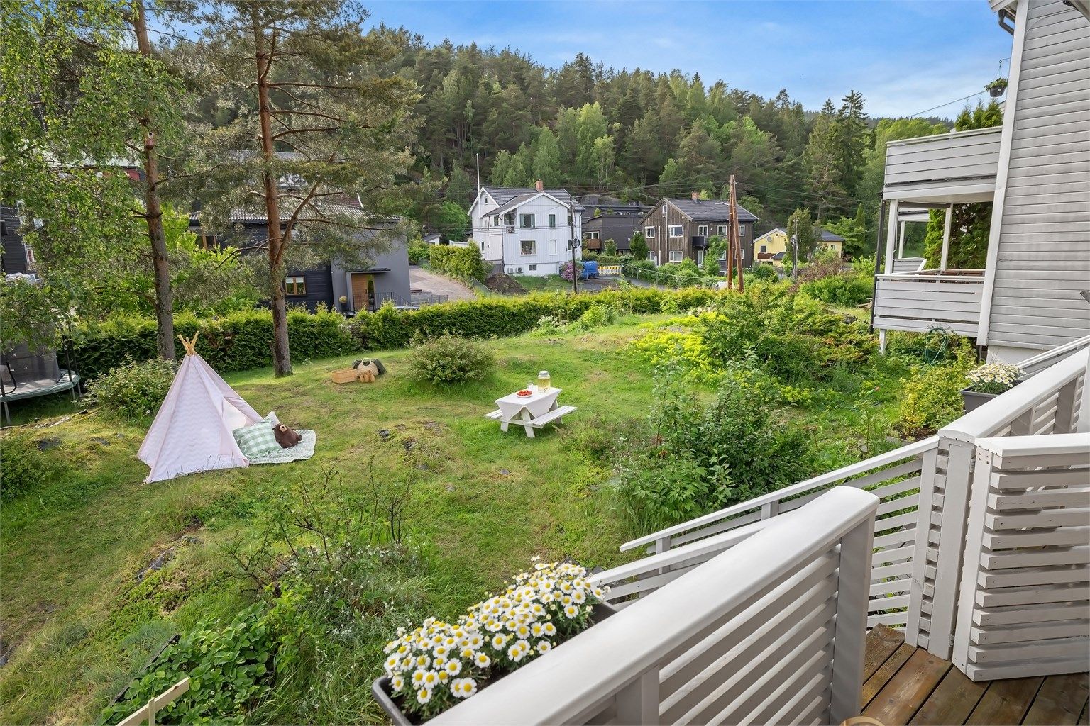 Fra uteplassen er det direkte adkomst til felles hage