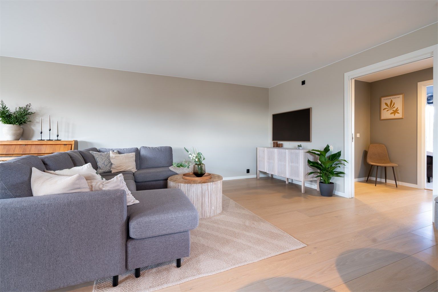 Overflatene er malt i en behagelig og moderne fargetone, og på gulvet er det lagt parkett.