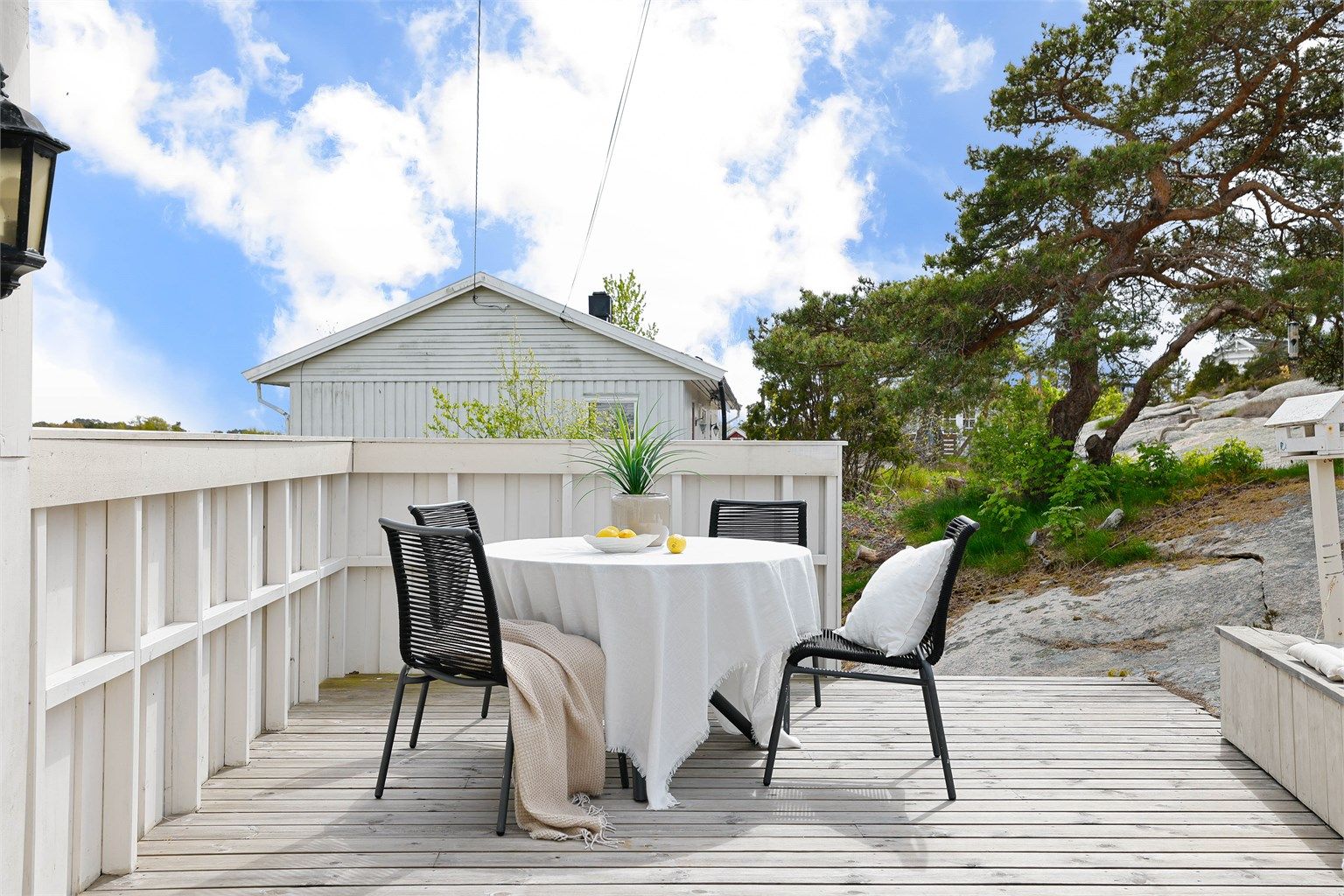 Terrassen er på gode sommerdager perfekt for både solbading og måltider under åpen himmel. Innsyn er det lite av.