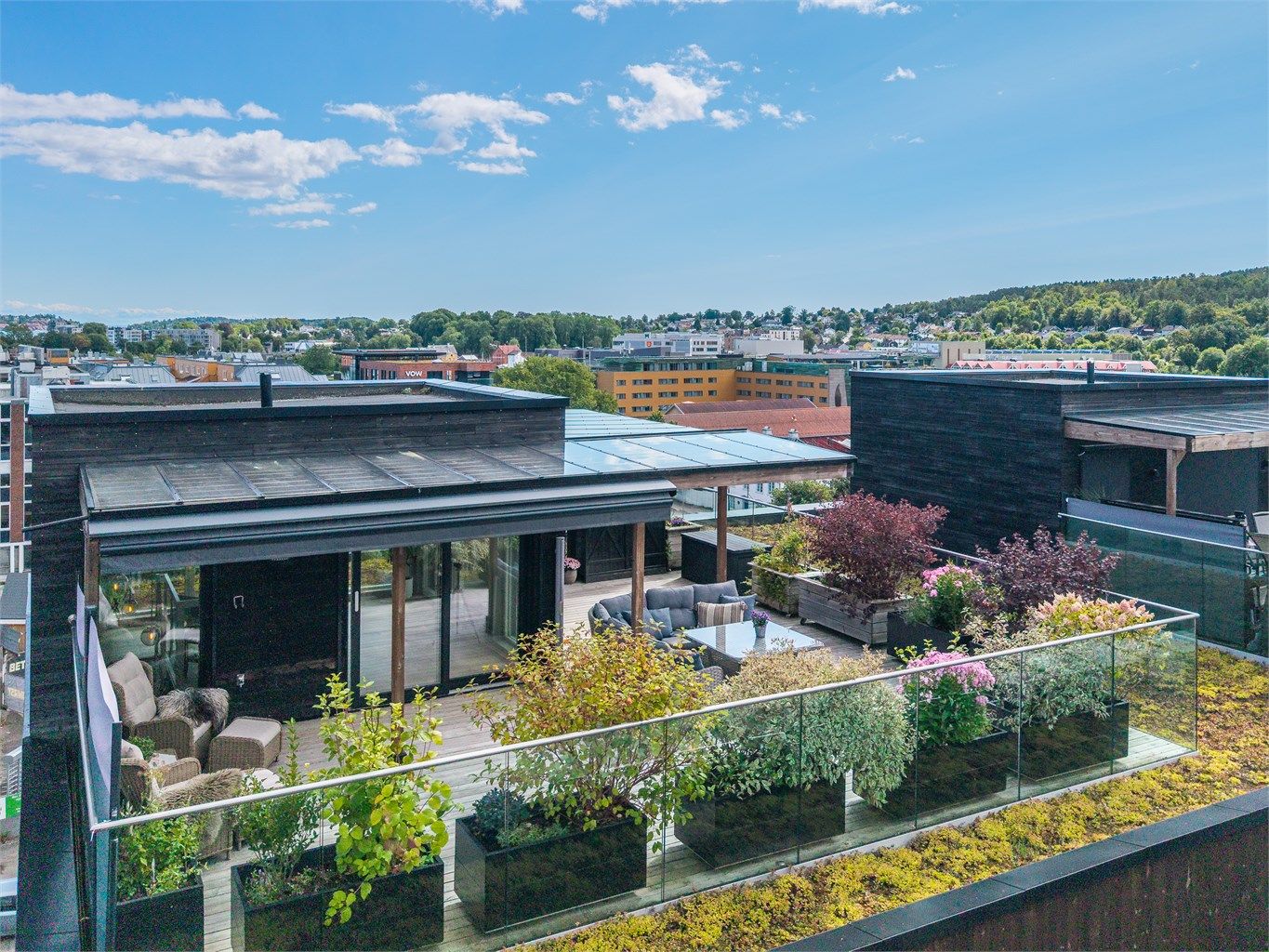 Her har du alt hva man trenger rett på utsiden av døren. Leilighetens store og unike takterrasse på hel 67 kvm, er en  liten oase med  360 graders sol og nydelig utsikt!