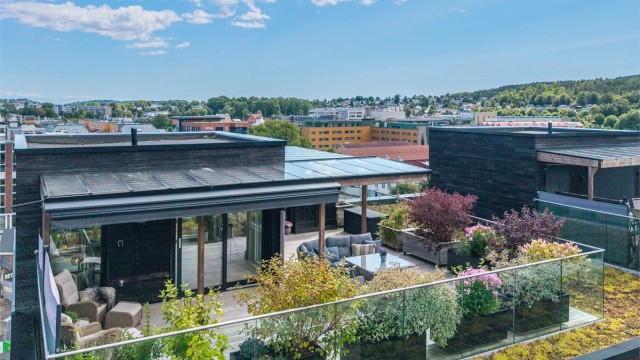 Her har du alt hva man trenger rett på utsiden av døren. Leilighetens store og unike takterrasse på hel 67 kvm, er en liten oase med 360 graders sol og nydelig utsikt!